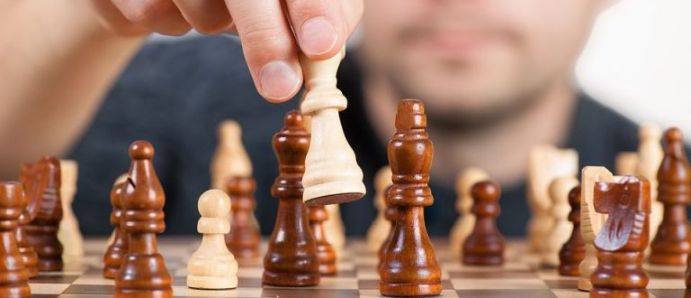 Mann spielt Schach